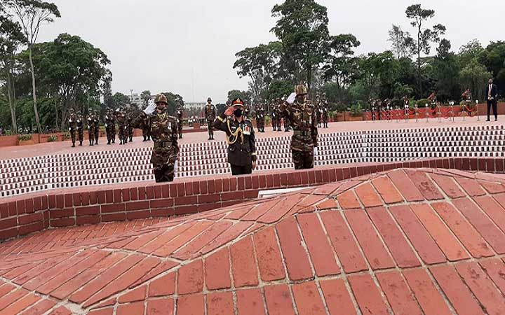 জাতীয় স্মৃতিসৌধে নতুন সেনাপ্রধানের শ্রদ্ধা