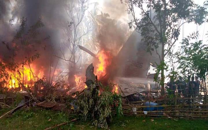ফিলিপাইনে ৮৫ আরোহী নিয়ে সেনা বিমান বিধ্বস্ত, নিহত ১৭