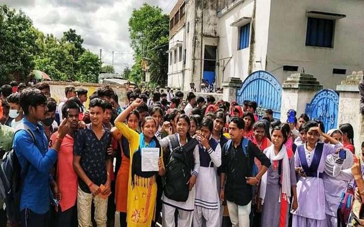 পশ্চিমবঙ্গ : পরীক্ষা না নিয়ে ফেল করানোয় শিক্ষার্থীদের বিক্ষোভ