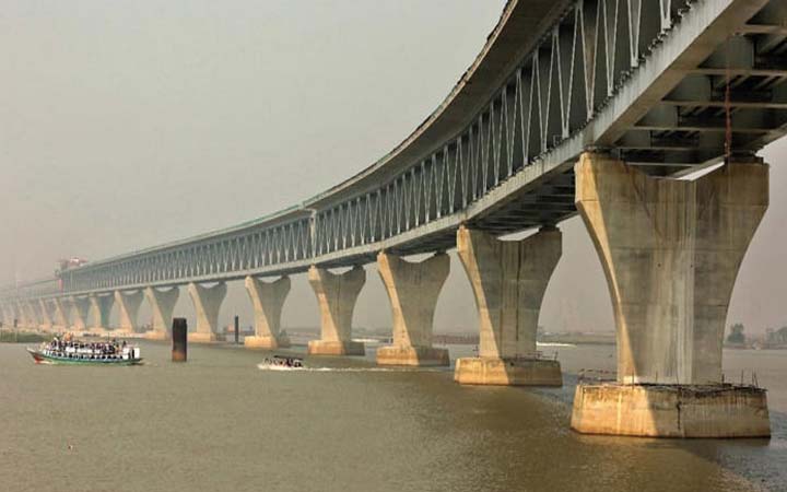 পদ্মা সেতুর নিচ দিয়ে ভারী যানবাহন নিয়ে ফেরি চলাচল বন্ধ