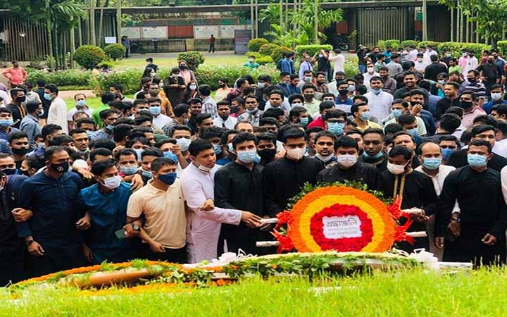 জাতীয় কবি কাজী নজরুল ইসলামের কবরে ছাত্রলীগের শ্রদ্ধা