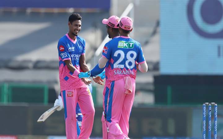 সাকারিয়াকে শেখাচ্ছেন মুস্তাফিজ