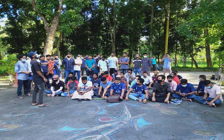 হল খোলার দাবিতে ভিসির বাসভবনের সামনে ইবি শিক্ষার্থীদের অবস্থান