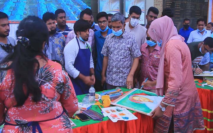 পাবনায় শিল্পীর তুলিতে প্রধানমন্ত্রীকে শ্রদ্ধা