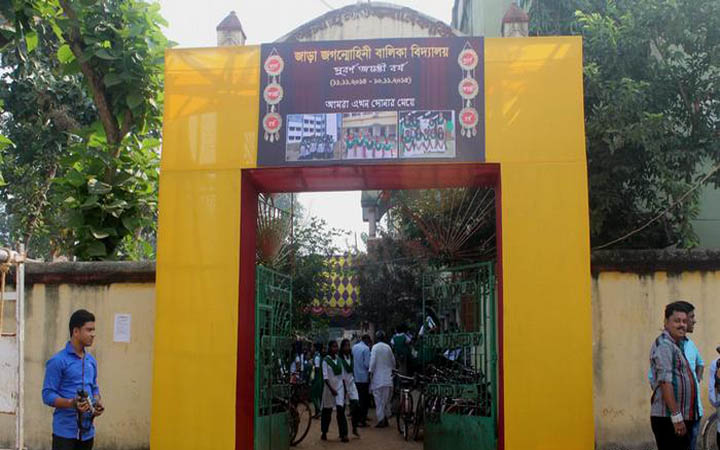 কলকাতা : আর্থিক সংকটে বেসরকারি স্কুল ছাড়ছে শিক্ষার্থীরা