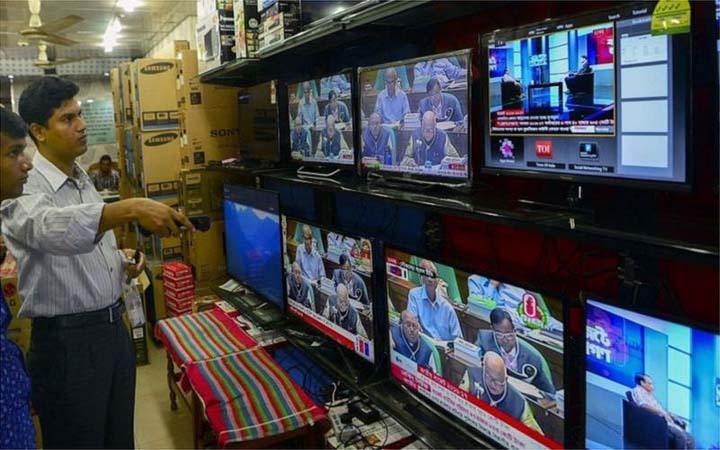 বিদেশি টিভি চ্যানেলের সম্প্রচার বন্ধ করে দেয়ায় ক্ষুব্ধ প্রতিক্রিয়া অনেক দর্শকের