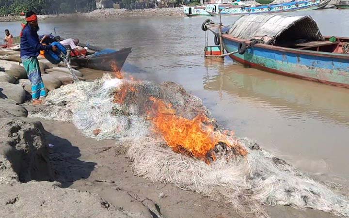 শরীয়তপুরে ১ লাখ ৬৬ হাজার মিটার কারেন্ট জাল জব্দ