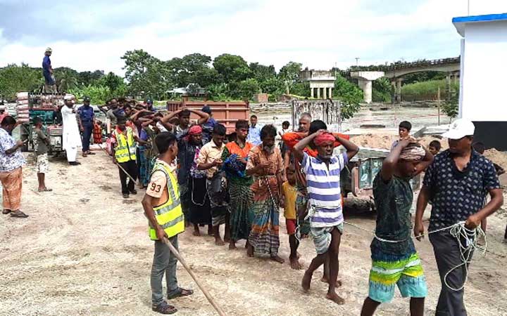 শরীয়তপুরে ৭ লাখ ৪৭ হাজার মিটার কারেন্ট জাল জব্দ : ৬০ জেলের দন্ড