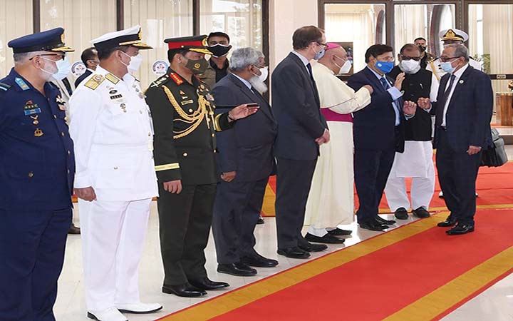 দেশে ফিরলেন রাষ্ট্রপতি