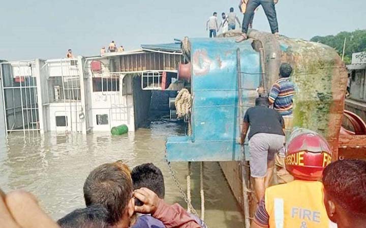 পাটুরিয়ায় ১৯ টি গাড়ি নিয়ে ফেরিডুবি
