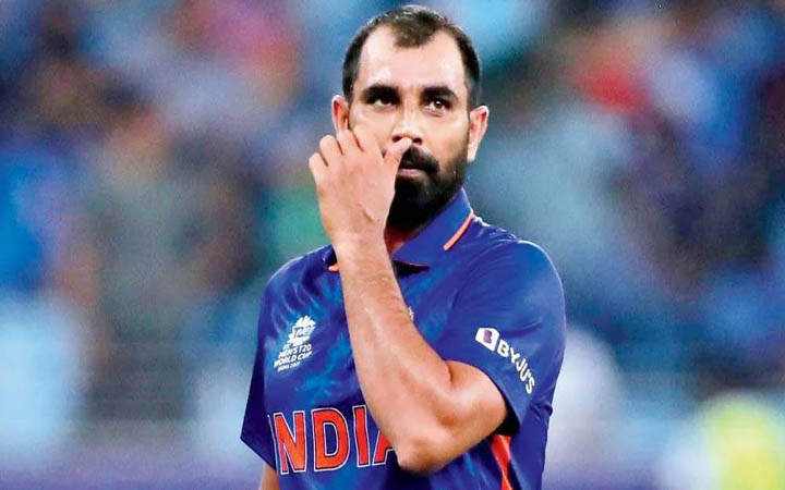হেনস্থার জবাব হাততালিতে, শামি ব্যাট হাতে নামতেই উল্লাসিত দর্শকরা