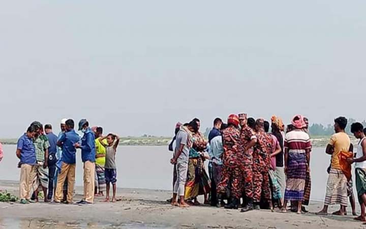 নৌকা থেকে যমুনায় পড়ে বৃদ্ধ নিখোঁজ