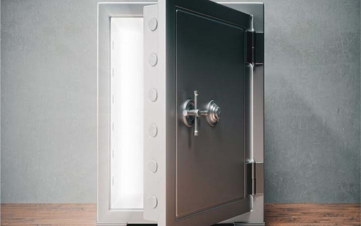 আইএফআইসি ব্যাংকের দেয়াল ভেঙে লুটের চেষ্টা