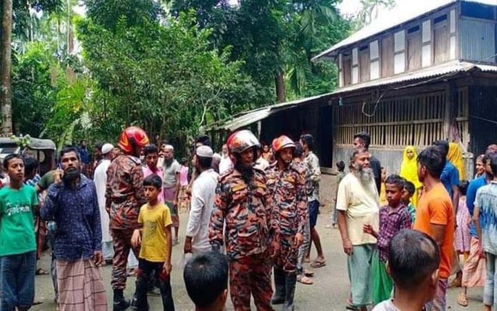 'রহস্যজনক আগুন' আতঙ্কে বরগুনার এক গ্রামের মানুষ