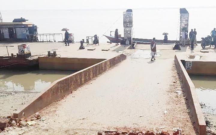 নাজিরগঞ্জ-ধাওয়াপাড়া নৌরুটে ফেরি চলাচল বন্ধ ঘোষণায় ভোগান্তি
