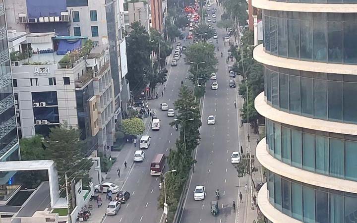 ঢাকায় যে কারণে বিভিন্ন রুটে হঠাৎ বাসের অঘোষিত ধর্মঘট