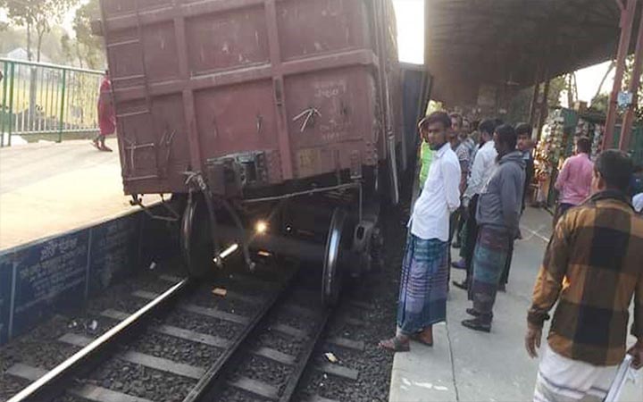 পাবনায় মালবাহী  ট্রেন লাইনচ্যুত, ঢাকার সাথে  উত্তর, পশ্চিম ও দক্ষিণাঞ্চলের রেল যোগাযোগ বন্ধ