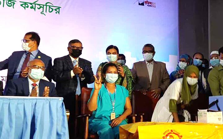 সেই রুনুকে দিয়েই শুরু দেশে করোনা টিকার বুস্টার ডোজ