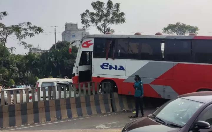 একটি ছবিই যখন পরিবহন খাতের নৈরাজ্যের প্রতীক