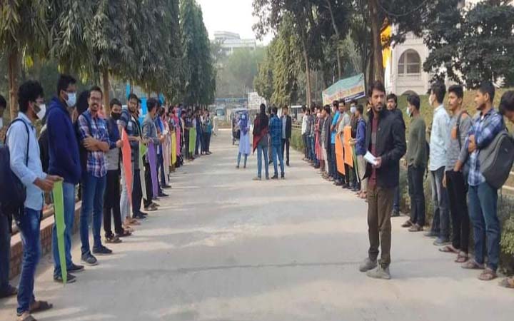 শাবিপ্রবিতে শিক্ষার্থীদের উপর হামলার প্রতিবাদে কুবিতে মানববন্ধন