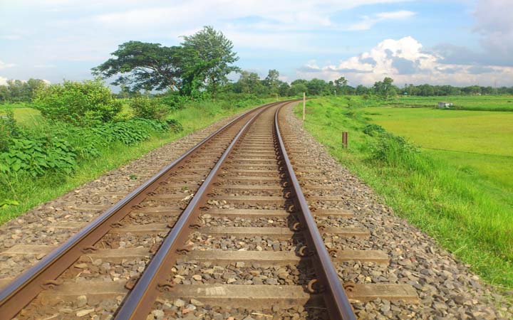 নীলফামারীতে ট্রেনের ধাক্কায় ৩ শ্রমিক নিহত