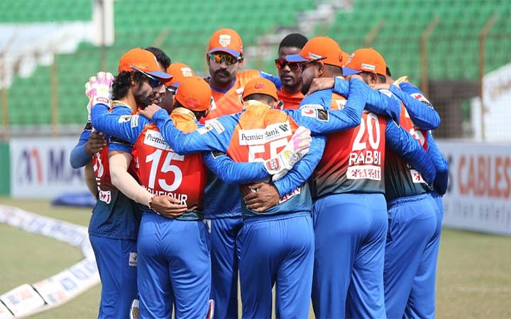 টস জিতে ফিল্ডিংয়ে খুলনা