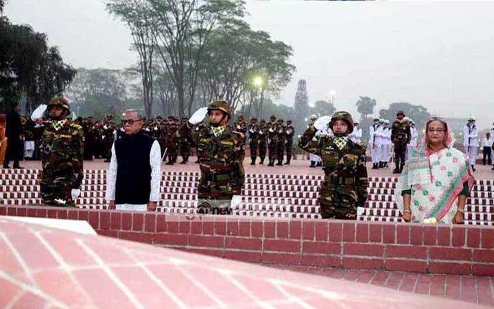 স্মৃতিসৌধে রাষ্ট্রপতি-প্রধানমন্ত্রীর শ্রদ্ধা