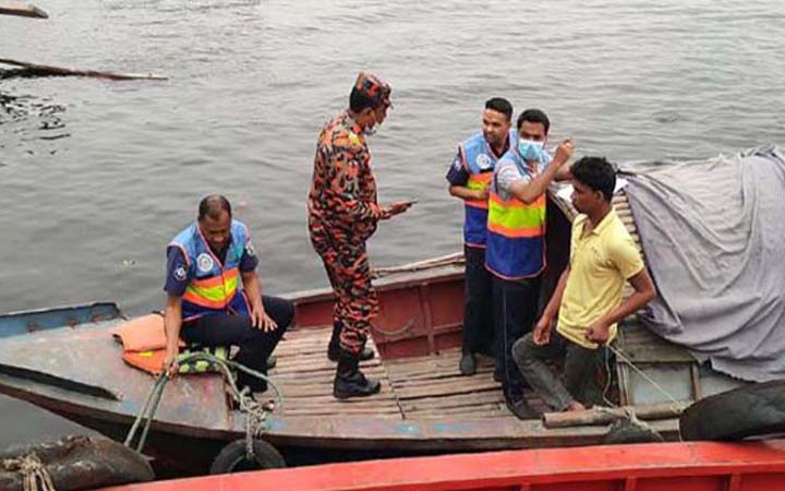 ধলেশ্বরীতে লঞ্চের ধাক্কায় বাল্কহেড ডুবি, নিখোঁজ ২