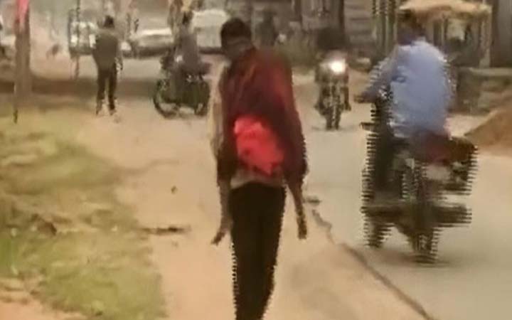 মেয়ের লাশ কাঁধে ১০ কিলোমিটার হাঁটলেন বাবা