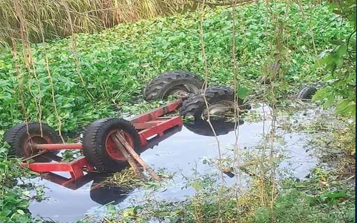 ইটবোঝাই ট্রাক উল্টে খালে, নিহত ৩