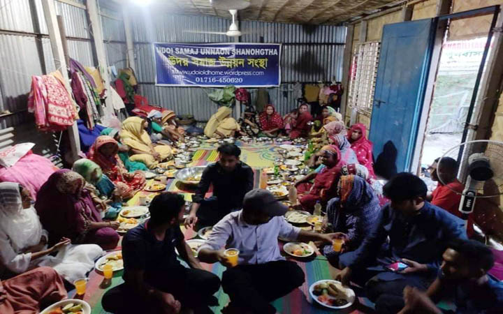 ইফতার নিয়ে বৃদ্ধাশ্রমে ইবির 'রক্তিমা'