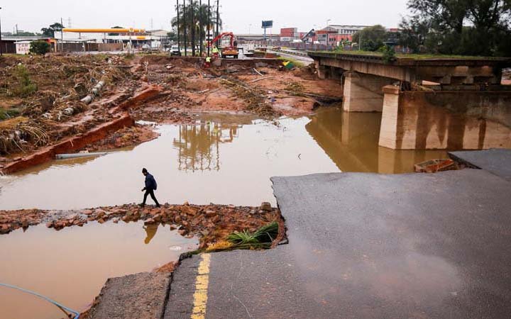 দক্ষিণ আফ্রিকায় বন্যায় মৃতের সংখ্যা বেড়ে দাঁড়িয়েছে ৪৪৩ জনে