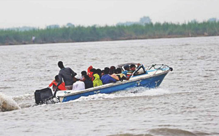 ১১ যাত্রী নিয়ে পদ্মায় স্পিডবোটডুবি