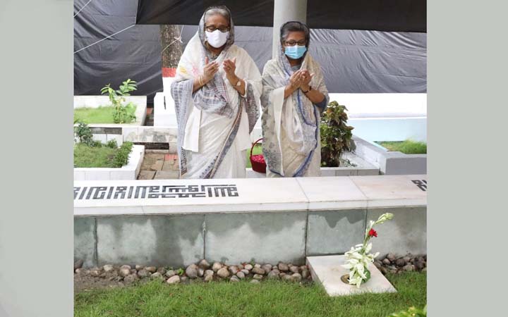 পরিবারের শহিদদের কবর জিয়ারত করলেন প্রধানমন্ত্রী