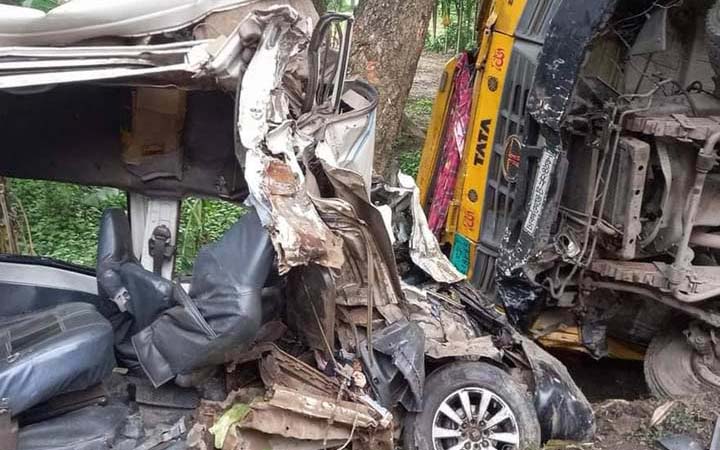 নাটোরে ট্রাক-মাইক্রোবাস সংঘর্ষে চালকসহ নিহত ২