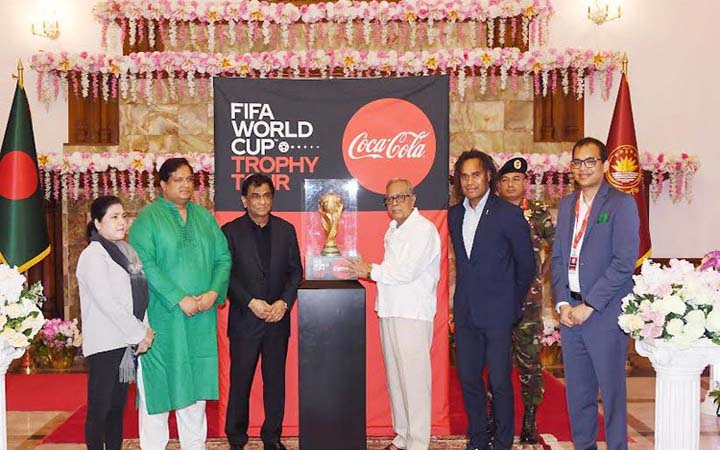 রাষ্ট্রপতিকে ফিফা বিশ্বকাপ ২০২২ ট্রফি প্রদর্শন