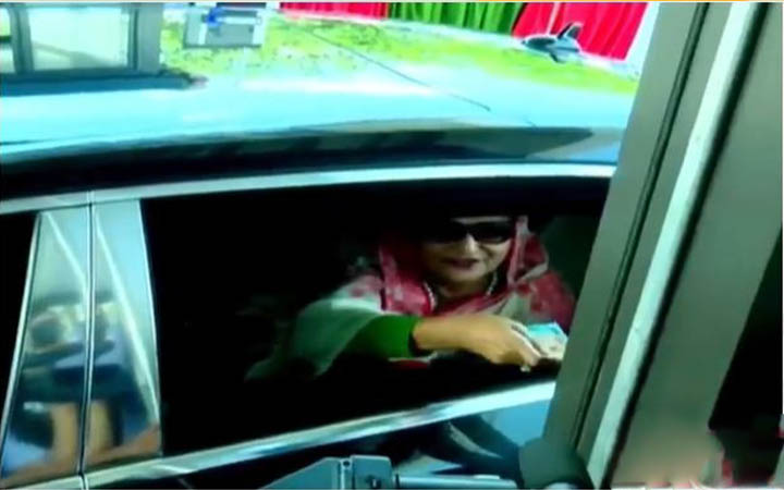 পদ্মা সেতুতে প্রথম টোল দিলেন প্রধানমন্ত্রী
