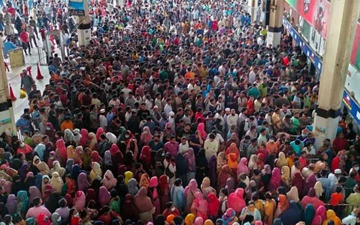 শেষদিনেও টিকিট পেতে কমলাপুরে উপচেপড়া ভিড়