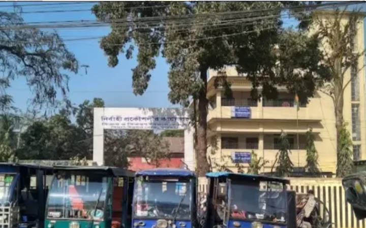 পাবনায় বিদ্যুতের শিডিউল বিপর্যয়ে লোডশেডিংয়ের সঙ্গে ভ্যাপসা গরম, জনজীবন অতিষ্ঠ