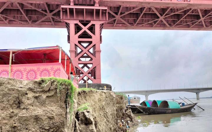 শতবর্ষের হার্ডিঞ্জ ব্রিজের নিচ থেকে মাটি সরে যাচ্ছে