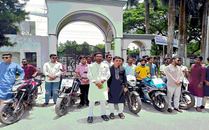 ‘জয় বাংলা বাইক সার্ভিস’ নিয়ে ভর্তিচ্ছুদের পাশে ইবি ছাত্রলীগ