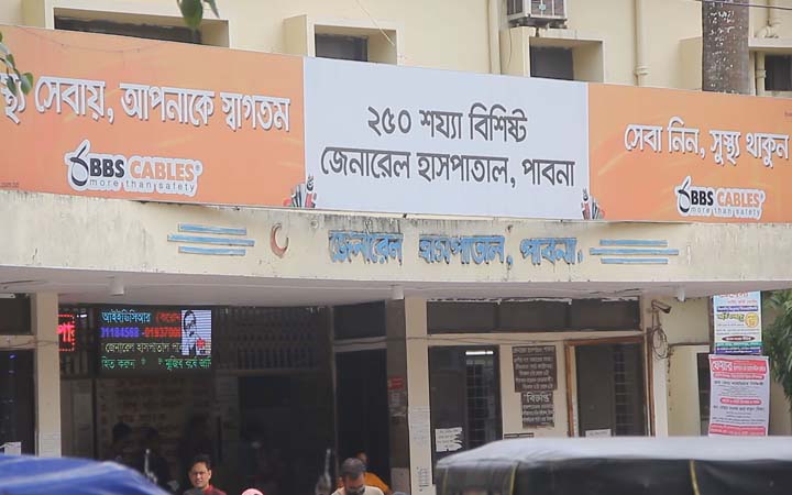 পানির সমস্যা নিরসনের দাবিতে কর্মবিরতিতে ইন্টার্ন চিকিৎসকরা, হাসপাতালে চিকিৎসাসেবা ব্যাহত