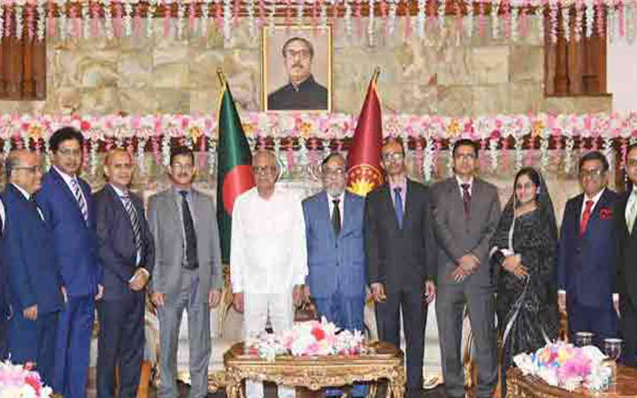 রাষ্ট্রপতির সাথে হাইকোর্ট বিভাগের নবনিযুক্ত বিচারপতিদের সাক্ষাৎ