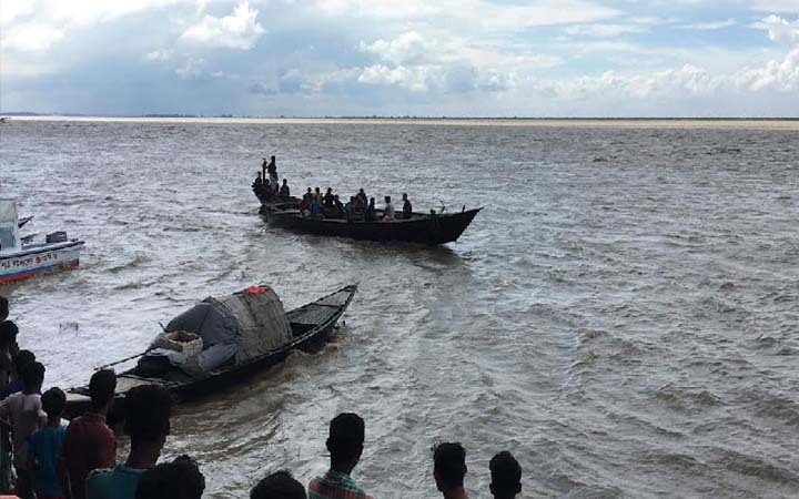 রাজশাহীতে পদ্মায় নৌকাডুবি, নিখোঁজ ৪