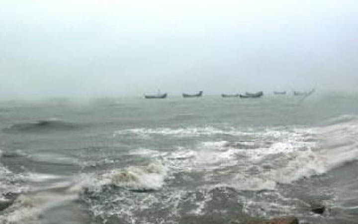 হাতিয়ার সঙ্গে সারাদেশের নৌ যোগাযোগ বন্ধ