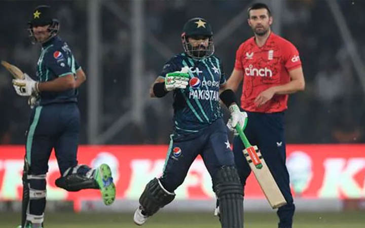 গোটা দলের বোঝা একা বইছেন রিজওয়ান!