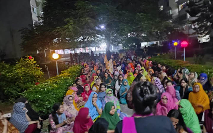 ইবি ছাত্রীকে হেনস্তায় বিক্ষোভ:  জড়িত এক ছাত্রীকে হল থেকে বহিষ্কার, তদন্ত কমিটি