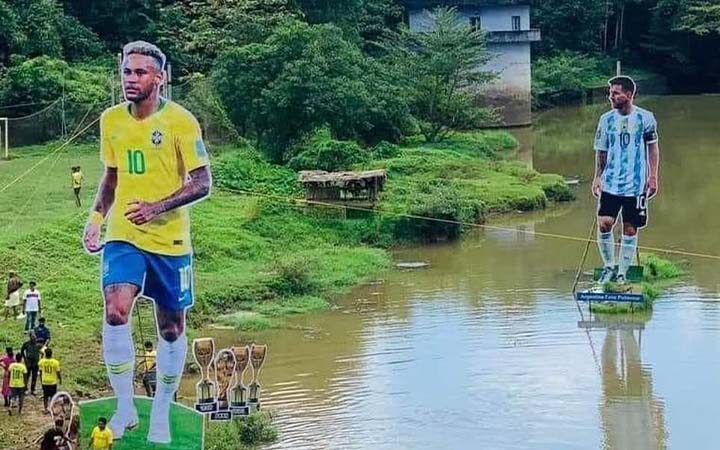 কেরালার নদীতে ৩০ ফুট লম্বা মেসি, নেইমার ৪০!