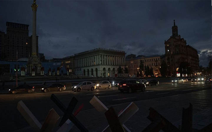 ইউক্রেনের এক কোটি মানুষ অন্ধকারে : জেলেনস্কি