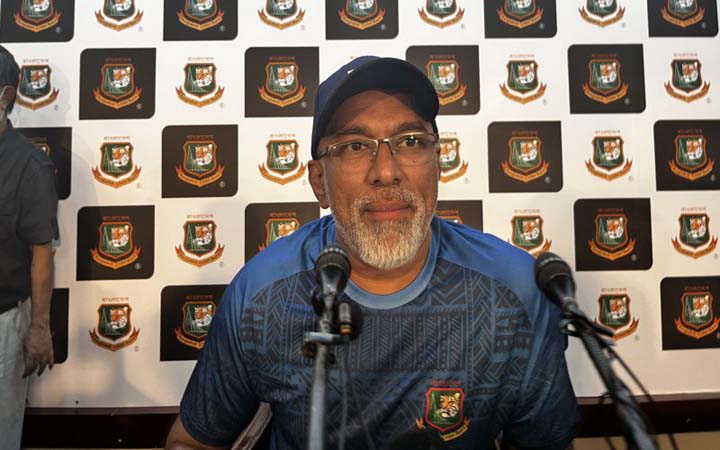 বাংলাদেশে ফিরে যে তিন প্রশ্নের মুখে চন্ডিকা হাথুরুসিংহে